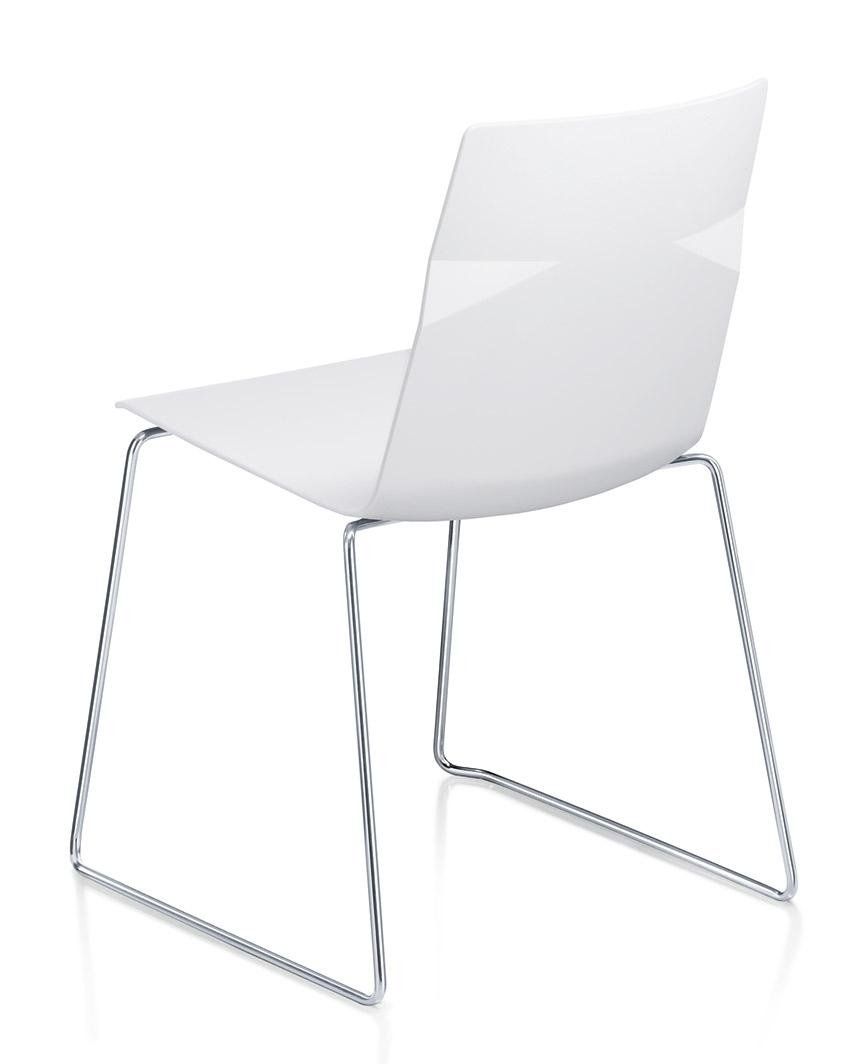 Una moderna sedia bianca con seduta lucida e sagomata e sottili gambe in filo metallico color argento su sfondo bianco.