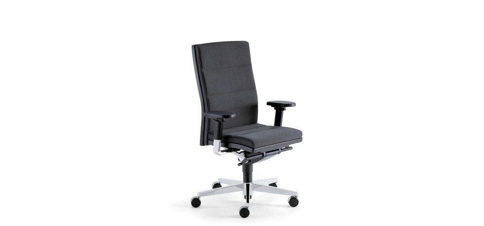 Sedia da ufficio grigio scuro con schienale alto, braccioli e base argentata a cinque ruote su sfondo bianco.