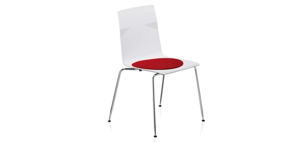 Una sedia moderna bianca con sottili gambe in metallo e un cuscino di seduta circolare rosso su sfondo bianco.