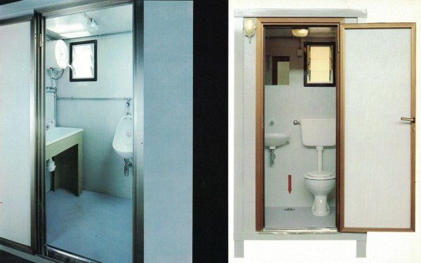 Due unità bagno modulari affiancate: una con orinatoio e lavabo, l'altra con WC e lavabo.