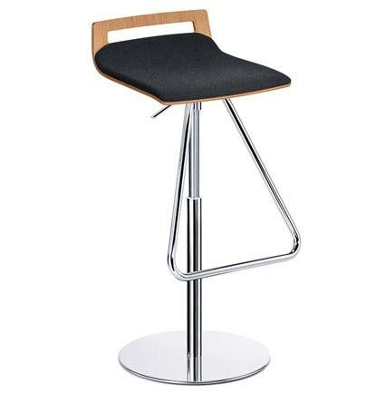 Sgabello da bar moderno e regolabile con seduta imbottita nera, finiture in legno e base cromata con poggiapiedi triangolare.