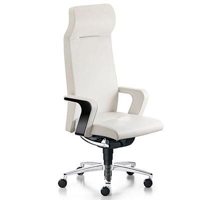 Poltrona da ufficio direzionale moderna, color bianco sporco con schienale alto e dettagli neri sui braccioli, su base girevole cromata con cinque ruote.