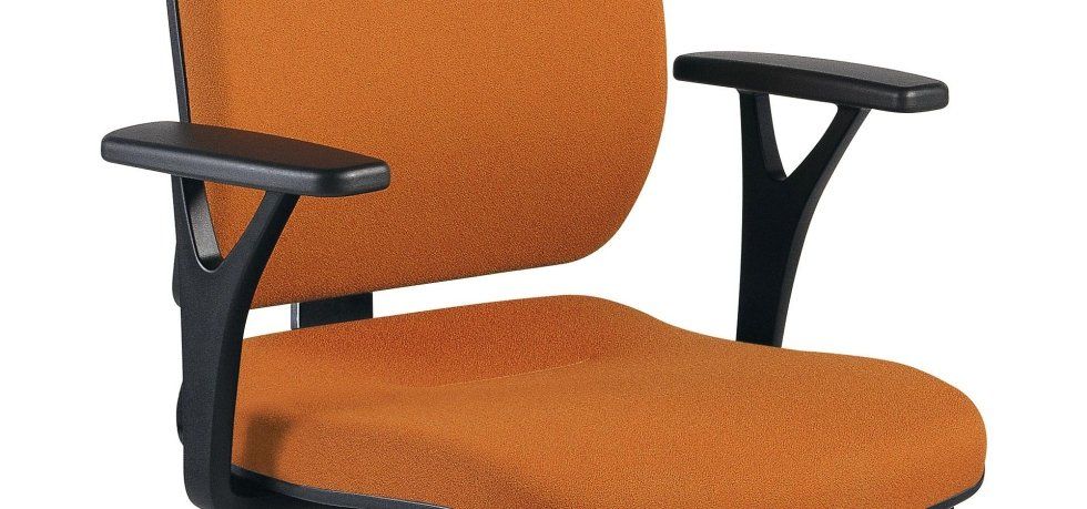 Una sedia da ufficio arancione con braccioli neri su uno sfondo bianco uniforme.