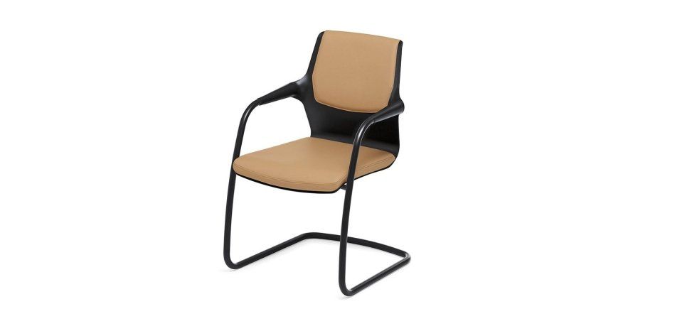 Una moderna sedia da ufficio con sedile e schienale imbottiti color cuoio, struttura e braccioli neri su sfondo bianco.