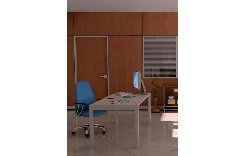 Un ufficio moderno con pareti rivestite in legno, una scrivania bianca, una sedia blu, un computer e una finestra con tende orizzontali.