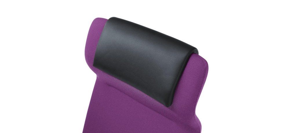 Primo piano del poggiatesta di una sedia da ufficio viola con un morbido cuscino imbottito nero sopra.