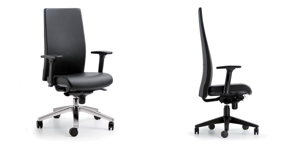 Vista frontale e laterale di una sedia da ufficio ergonomica nera con schienale alto, braccioli regolabili e base a cinque ruote.