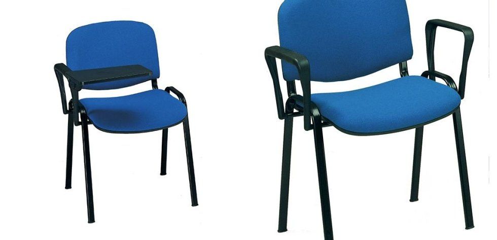 Due sedie da ufficio imbottite di colore blu con struttura in metallo nero; una è dotata di un tavolino laterale per scrivere, l'altra ha i braccioli.