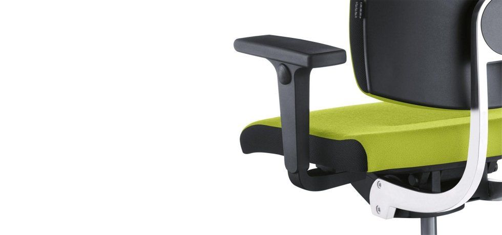 Primo piano di una moderna sedia da ufficio con sedile verde lime brillante, schienale nero e braccioli neri regolabili.