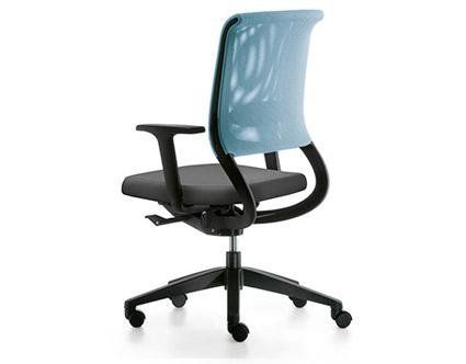 Una sedia da ufficio girevole nera con schienale in rete azzurra e cuscino di seduta grigio, isolata su sfondo bianco.