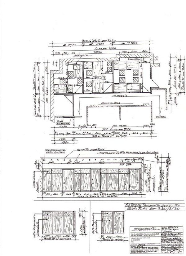 Progetto architettonico che mostra la pianta, l'elevazione delle pareti e i dettagli delle porte, con misure e note tecniche.