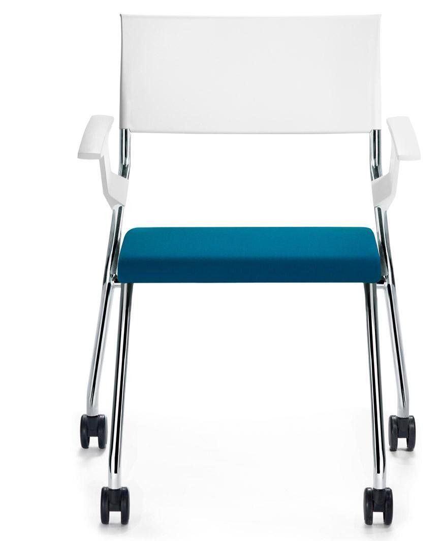 Una moderna sedia da ufficio senza braccioli con schienale bianco, seduta imbottita blu e gambe in metallo cromato con rotelle nere.