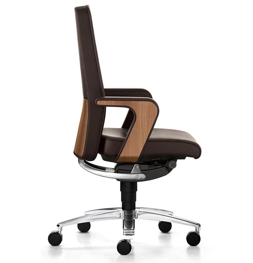 Vista laterale di una sedia da ufficio con rivestimento in pelle marrone scuro, braccioli con inserti in legno e base argentata.
