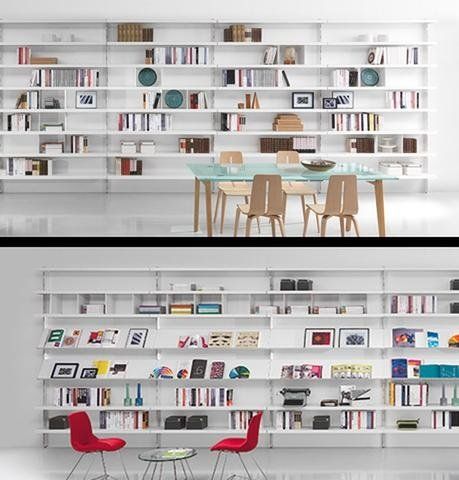 Due inquadrature a schermo diviso di scaffalature modulari bianche disposte contro una parete, con sedie moderne e un tavolo.