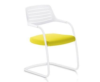 Una moderna sedia a sbalzo bianca con schienale a doghe e seduta imbottita di un giallo brillante su sfondo bianco.