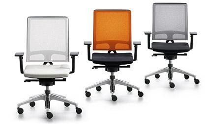 Tre sedie da ufficio con schienale in rete, mostrate in bianco, arancione e grigio su sfondo bianco.
