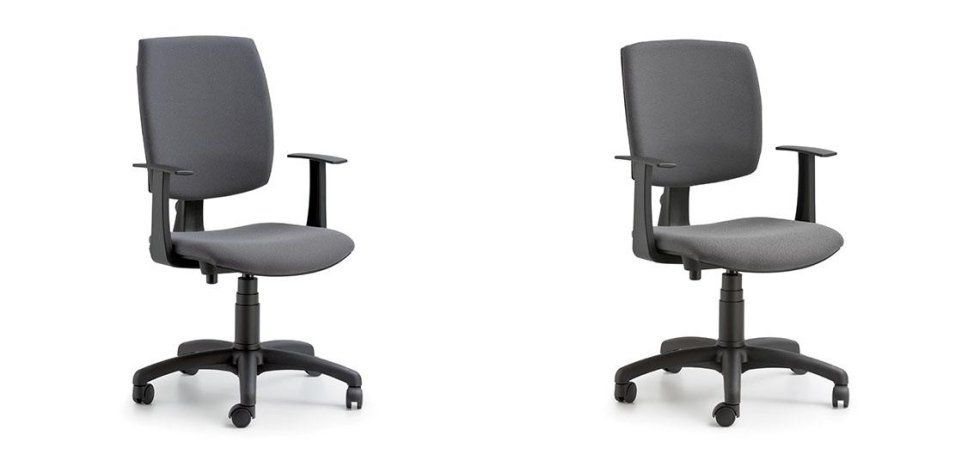 Due sedie da ufficio ergonomiche identiche, di colore grigio, con braccioli e ruote neri, su sfondo bianco.
