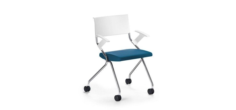 Una moderna sedia da ufficio con schienale bianco, sedile imbottito blu, struttura argentata e quattro rotelle su sfondo bianco.