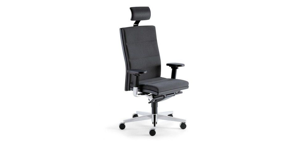 Una sedia da ufficio ergonomica color grigio antracite con poggiatesta e braccioli regolabili e base a cinque ruote, su sfondo bianco.