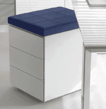 Un moderno schedario mobile bianco a tre cassetti, sormontato da una seduta imbottita blu.