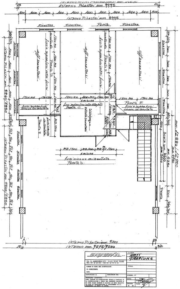 Planimetria architettonica che mostra la disposizione di un edificio con misure tecniche, dimensioni delle stanze e una scala.