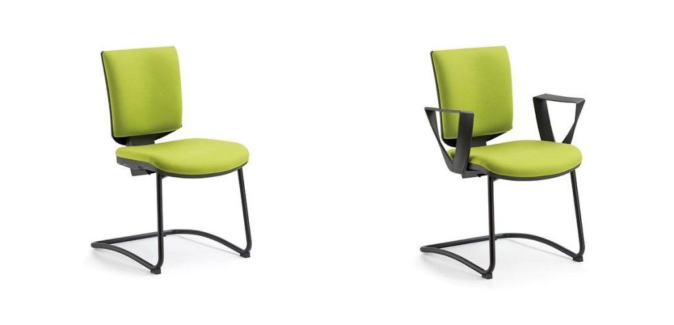 Due sedie da ufficio con sedile e schienale verde lime e struttura nera, una senza braccioli e una con braccioli.