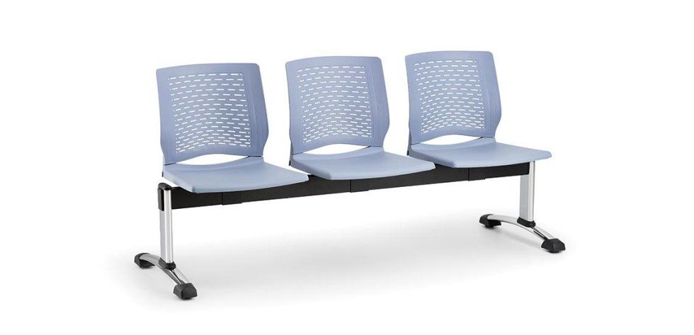 Una panchina a tre posti per area d'attesa, con sedili in plastica perforata azzurra e struttura in metallo nero su sfondo bianco.
