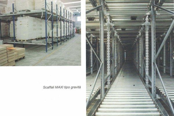 Una vista divisa che mostra un sistema di scaffalature a rulli a gravità in un magazzino, con merci pallettizzate stoccate su binari inclinati.