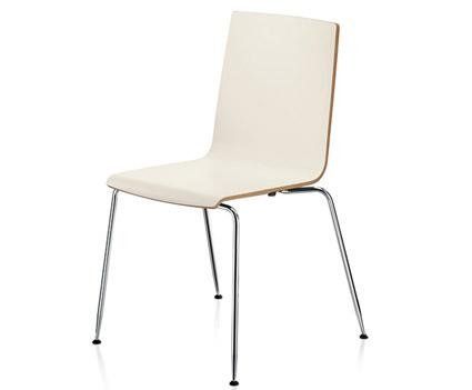 Una sedia elegante e moderna con seduta in legno curvato color crema e gambe sottili in metallo color argento.