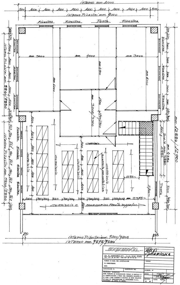 Planimetria architettonica che mostra la disposizione interna di un edificio con le stanze, le dimensioni e una scala.
