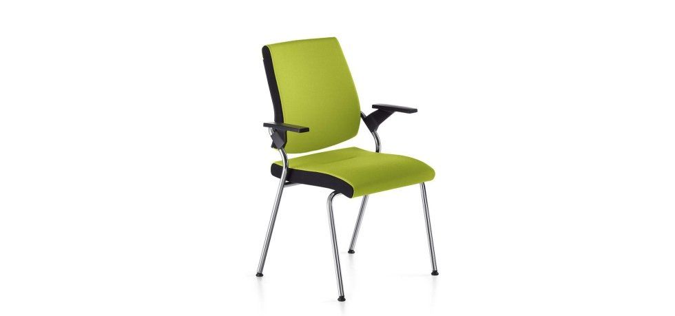 Una sedia da ufficio verde lime brillante con braccioli neri e struttura in metallo argentato a quattro gambe su sfondo bianco.