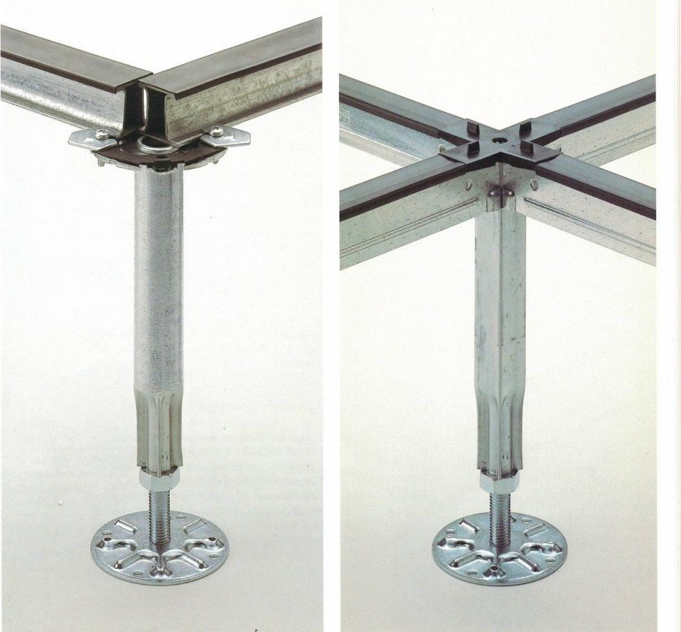 Due viste di piedistalli metallici regolabili che sostengono una struttura modulare a griglia per pavimento sopraelevato con travi orizzontali.