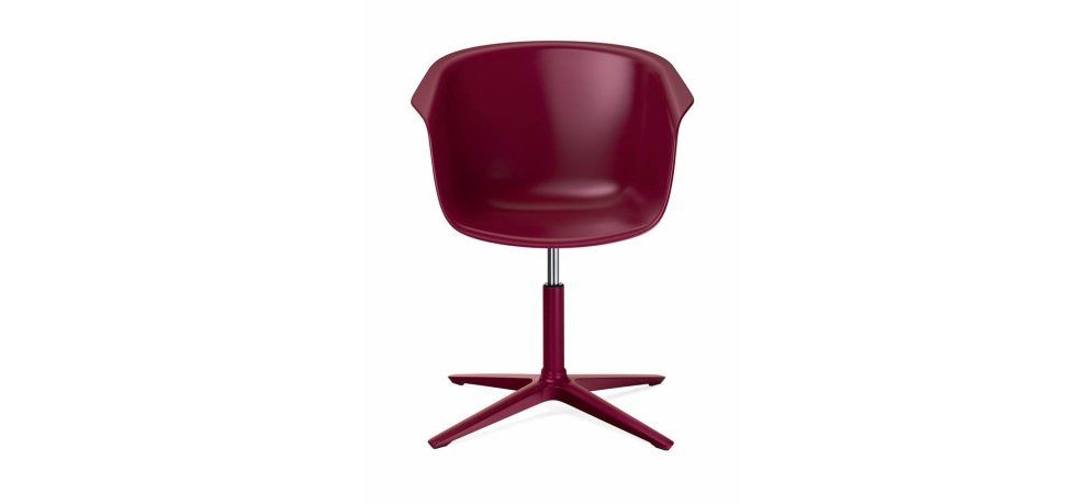 Una moderna poltrona girevole di colore rosso scuro con seduta avvolgente e base a quattro gambe.
