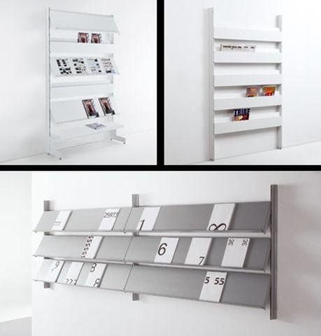 Tre viste di moderni espositori modulari a parete, bianchi e grigi, per brochure o riviste, in una stanza luminosa e bianca.