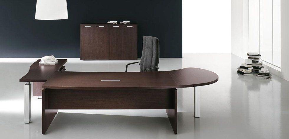 Scrivania direzionale in legno scuro con mobile contenitore e sedia da ufficio abbinati, ideale per un ufficio moderno e minimalista.