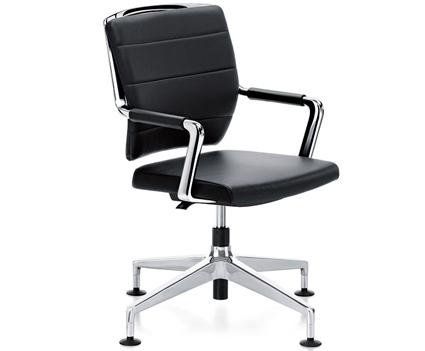 Sedia da ufficio in pelle nera con schienale a coste, struttura cromata e base a quattro razze con piedini su sfondo bianco.