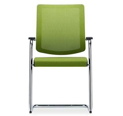 Sedia da ufficio verde lime con schienale in rete, seduta in tessuto e base a sbalzo cromata su sfondo bianco.