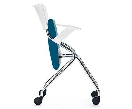 Vista laterale di una moderna sedia da ufficio con struttura bianca, sedile e schienale imbottiti color verde acqua e quattro ruote piroettanti nere.
