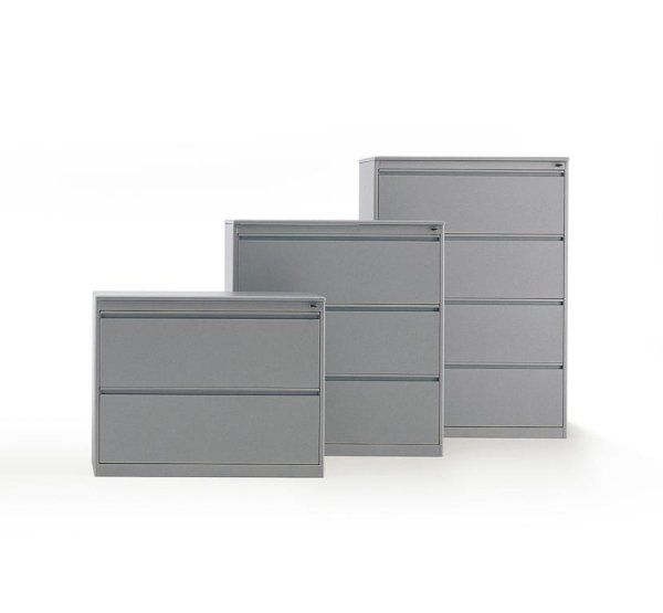 Tre schedari laterali in metallo grigio di diverse altezze (due, tre e quattro cassetti) disposti su uno sfondo bianco.