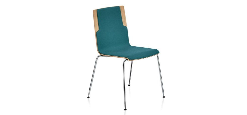 Una sedia moderna con seduta e schienale imbottiti color verde acqua, pannelli laterali in legno sul retro e sottili gambe in metallo.