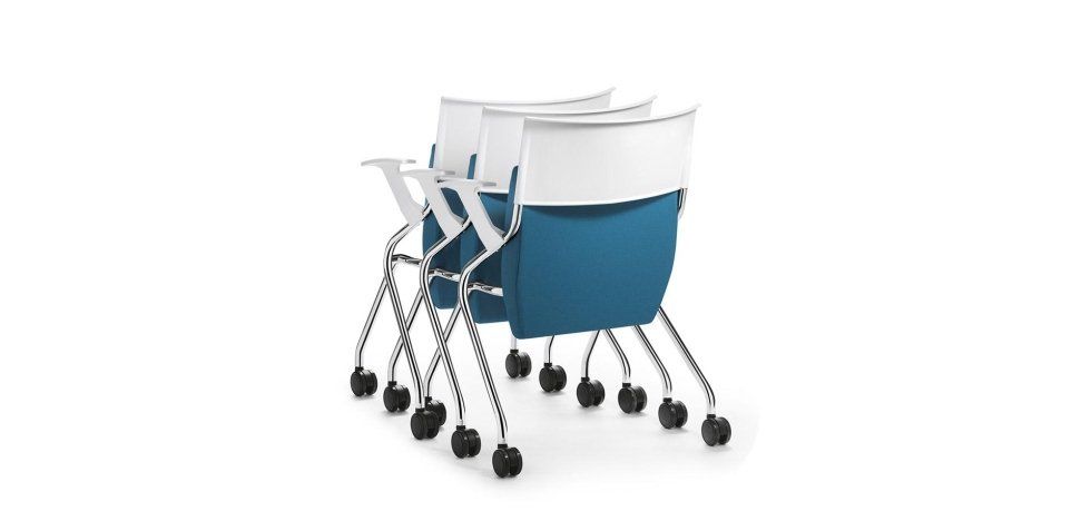 Un set di tre sedie da ufficio impilabili con schienale bianco e seduta blu turchese, ciascuna dotata di quattro ruote piroettanti.