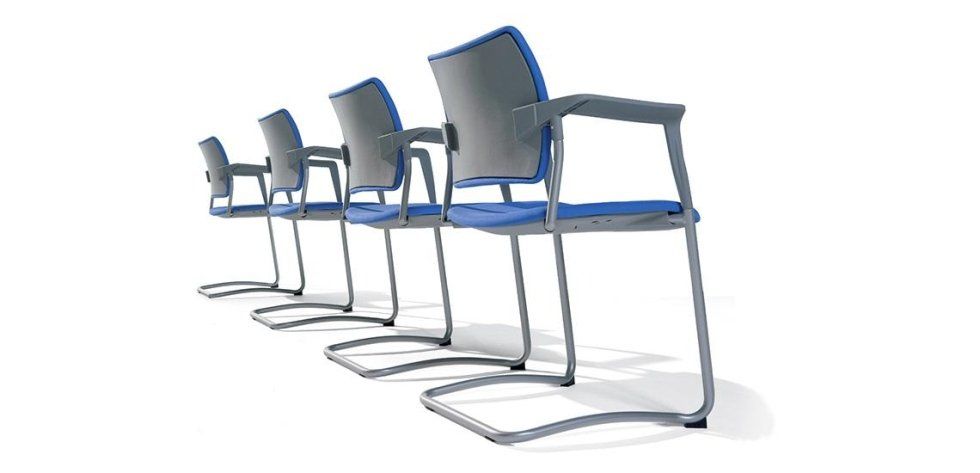 Quattro moderne sedie da ufficio con seduta blu e schienale grigio, disposte in fila su sfondo bianco.