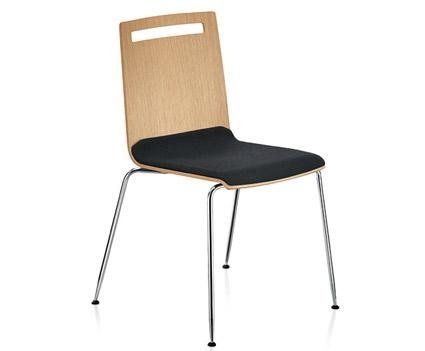 Una sedia da pranzo in legno chiaro con seduta imbottita nera e gambe sottili in metallo con finitura cromata.