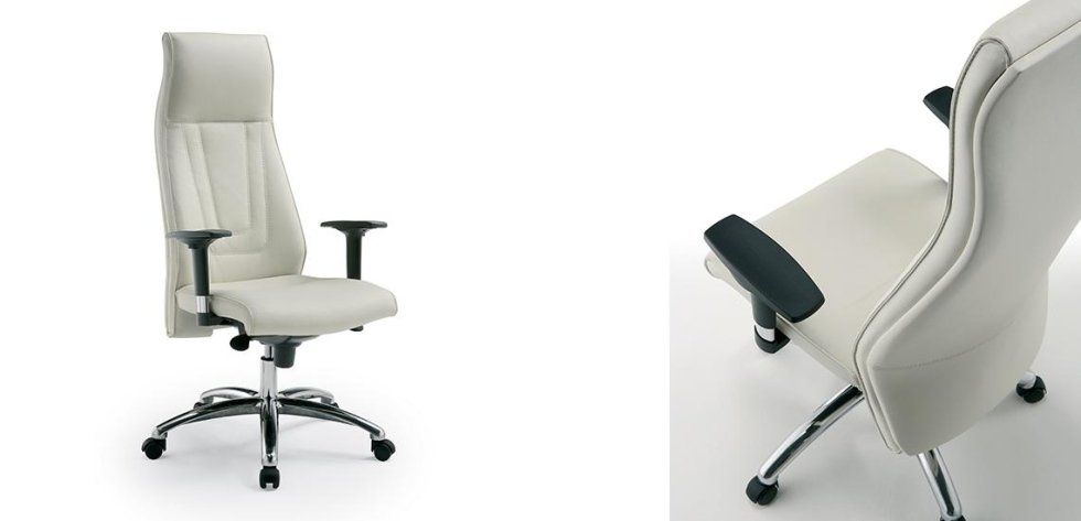 Due viste di una sedia da ufficio ergonomica color bianco sporco con braccioli neri, schienale alto e base a cinque razze cromata con rotelle.