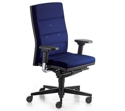 Una sedia da ufficio blu scuro con braccioli regolabili, schienale imbottito e base nera a cinque ruote su sfondo bianco.