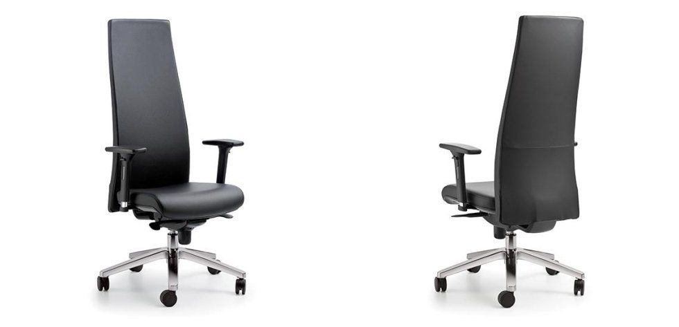 Vista frontale e posteriore di una sedia da ufficio ergonomica nera con schienale alto, braccioli regolabili e base in metallo argentato.