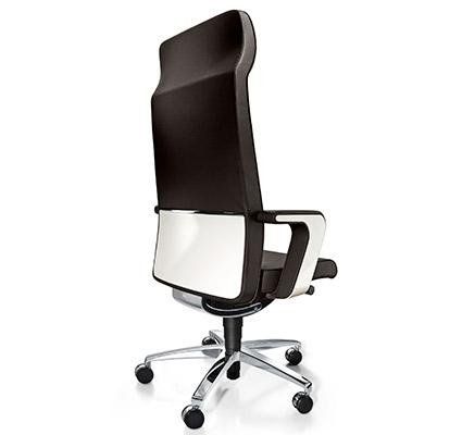 Sedia da ufficio con schienale alto nero, pannello lombare bianco e base in metallo argentato con rotelle.