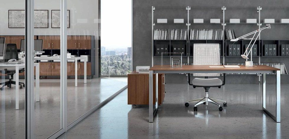 Un ufficio moderno e open space caratterizzato da scrivanie in legno dalle linee pulite e minimaliste, sedie bianche e scaffalature metalliche in stile industriale.