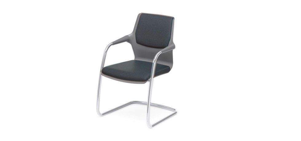 Una sedia da ufficio grigio scuro con struttura a sbalzo cromata, isolata su sfondo bianco.