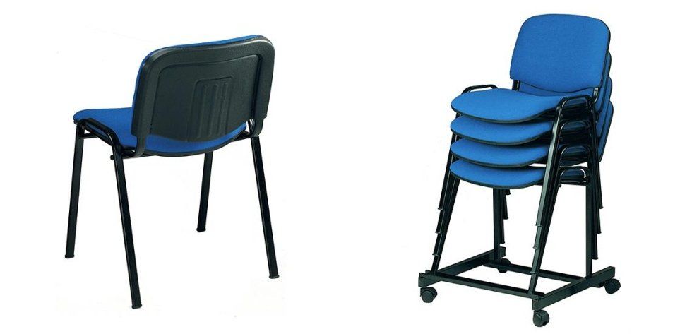 Una singola sedia blu con struttura nera accanto a una pila di quattro sedie identiche su un carrello metallico con ruote.